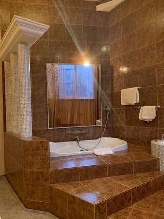 Отель Мини-отель Бизнес-клуб 21 Краматорск Люкс с гидромассажной ванной-1