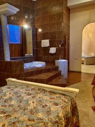 Отель Мини-отель Бизнес-клуб 21 Краматорск Люкс с гидромассажной ванной-2